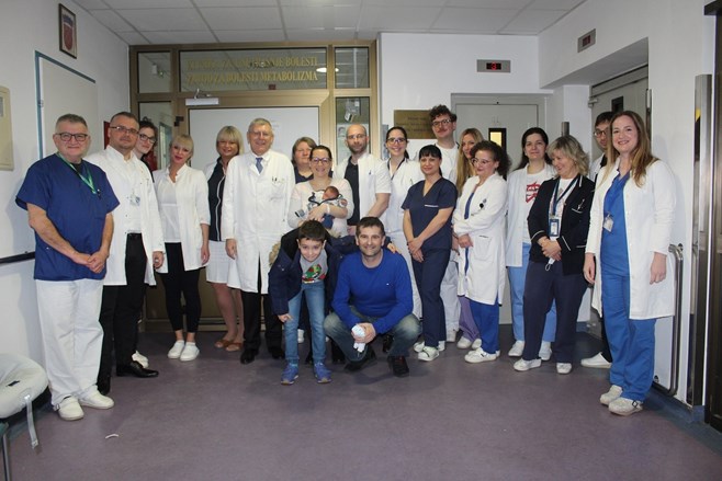 Multidisciplinarni tim KBC-a Zagreb s pacijenticom i njezinom obitelji